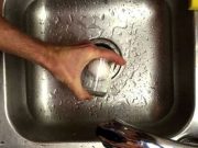 Cum sa decojesti un ou in 5 secunde cu ajutorul unui pahar! VIDEO
