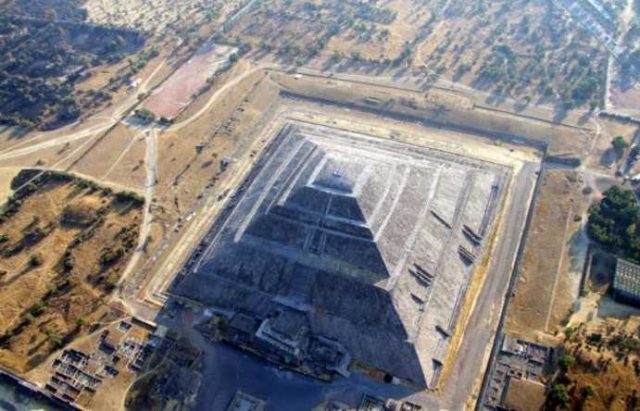 Un PROFESOR sustine ca toata istoria trebuie rescrisa! Cine au construit de fapt PIRAMIDELE!