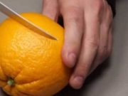 VIDEO! A taiat o PORTOCALA in doua parti! Ce a facut cu ea pare de NEIMAGINAT!