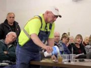 Cum le-a inchis gura lobbyistilor fracturarii hidraulice un agricultor: Bea cineva din aceasta apa? VIDEO!
