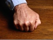 Nu te gandeai la asta! De unde vine superstitia batutului in lemn pentru a alunga ghinionul