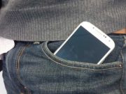 Pericolele la care te expui cand porti telefonul in buzunar!