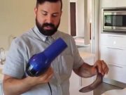 Ce face acest barbat cu o banana coapta si un uscator este uluitor!