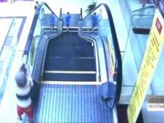 Ce se intampla daca iti lasi copiii nesupravegheati la MALL! Atentie IMAGINI SOCANTE VIDEO!