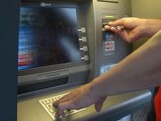 Viața bate filmul: Un polițist din Botoșani a dus cu mașina Poliției un șofer la bancomat să scoată bani de șpagă