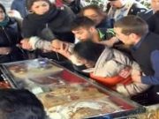 Femeie „posedata de Diavol” exorcizata langa moastele Cuvioasei Parascheva! Imaginile socante au ajuns in presa britanica. Video