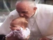 Minune Cereasca! Un sarut al Papei Francisc a vindecat de la moarte o fetita de un an! Este mesagerul Domnului!
