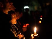 Ce se intampla, de fapt, cand ii tii lumanarea cuiva care moare! Adevarul te va pune pe ganduri!