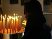Greselile romanilor cand aprind lumanarea la Biserica! Tu ce spui in gand cand faci asta!