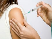 Șeful strategiei de vaccinare al Agenției Europene pentru Medicamente recomandă statelor să renunțe la AstraZeneca