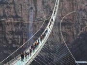 Chinezii au intrat in epoca de sticla! Un nou pod fenomenal atrage mii de turisti!