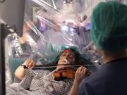 Imaginea care face inconjurul lumii. O pacienta a fost trezita in timpul operatiei pe creier pentru a canta la vioara!