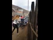 Bataie violenta in plina strada, cu bate, la Sacele. Opt persoane au fost retinute pentru tentativa de omor si tulburarea linistii VIDEO