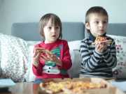 Amplu studiu științific: Copiii care mănâncă în faţa televizorului vor avea probleme grave în dezvoltare