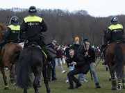 Proteste in Olanda: Ciocniri violente la Haga dupa inasprirea restrictiilor COVID